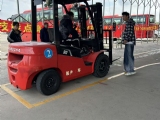 教练认真的为学员讲解